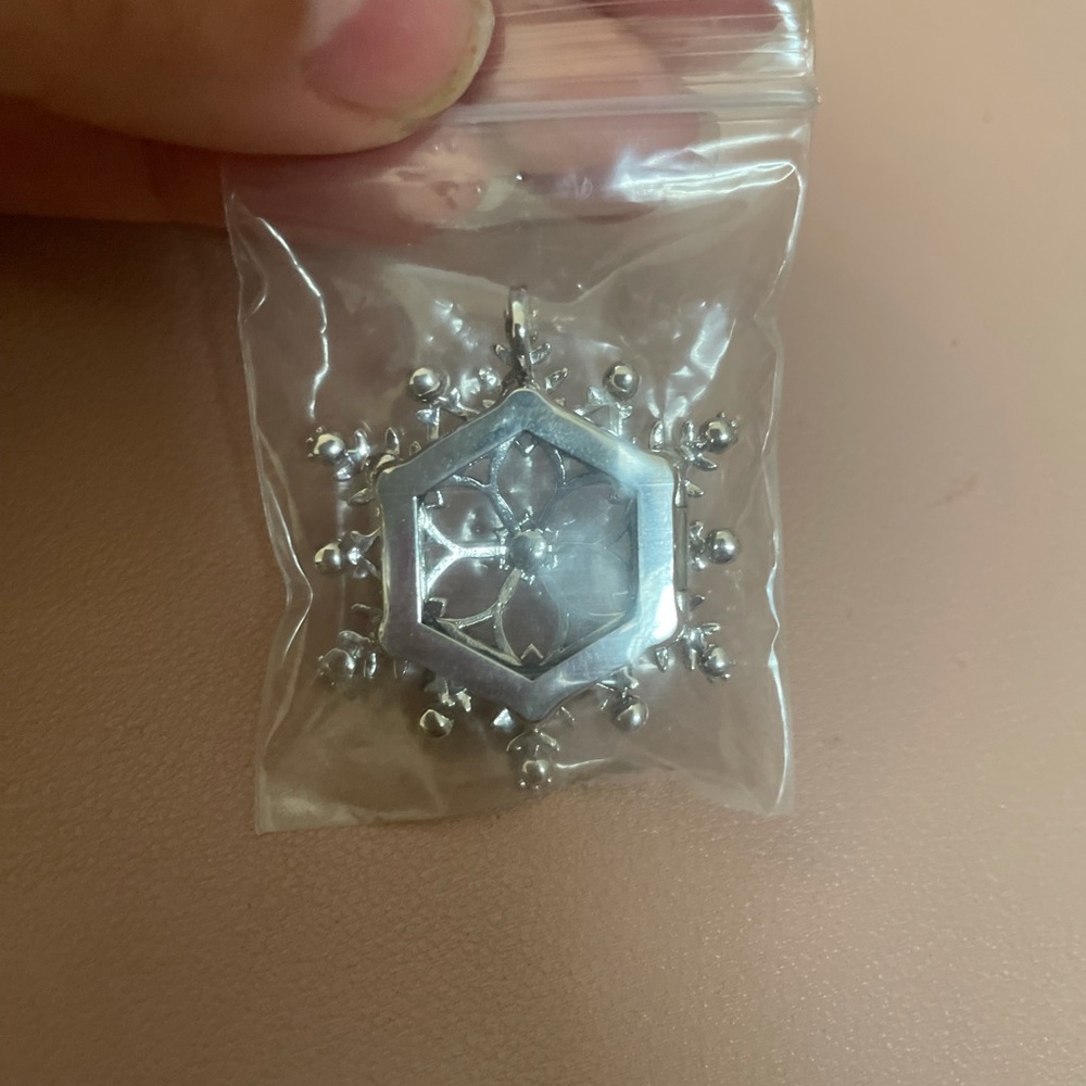 Snowflake locket - Picture 2 of 2
